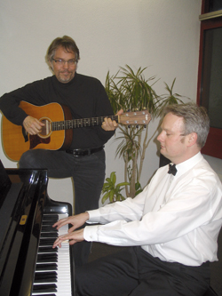 Uli Goltz am Klavier und Peter Mehlfeld mit Gitarre